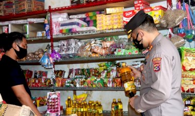 Sikapi-Isu-Kelangkaan-Minyak-Goreng,-Kapolres-Flotim-Turun-Langsung-Kelapangan