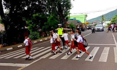 Wujudkan-Kamseltibcar-Lantas,-Sat-Lantas-Polres-Flotim-Rutin-Gatur-Dipagi-Harinya