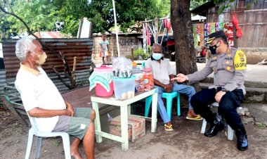 Pastikan-Tepat-Sasaran,-Kapolres-Flotim-Turun-Langsung-Salurkan-BTPKLW