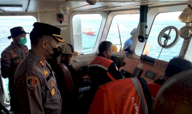 Upaya-Evakuasi,-Kapolres-Flotim-Terjun-ke-Lokasi-Kandasnya-KM-Sirimau