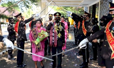 Lepas-Anggota-Purna-Bakti,-Polres-Flotim-Gelar-Tradisi-Pedang-Pora