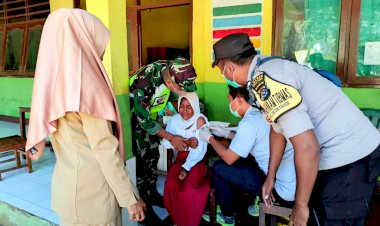 Bersinergi,-Bhabinkamtibmas-Bersama-Babinsa-Monitoring-Giat-Vaksin