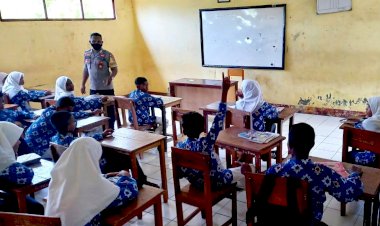 Sambang-Sekolah,-Bhabinkamtibmas-Bripka-Gergorius-Beri-Motivasi-Para-Siswa