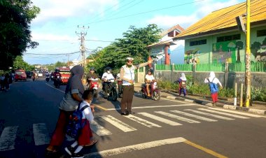 Bentuk-Pelayanan-Prima,-Sat-Lantas-Polres-Flotim-Rutin-Giat-Gatur-Lalin-Dipagi-Hari