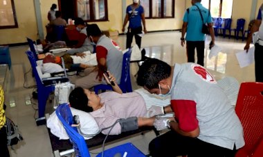 Menyongsong-Hari-Bhayangkara-ke-76,-Polres-Flotim-Gelar-Donor-Darah
