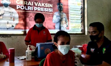 Gencarkan-Vaksinasi,-Polres-Flotim-Datangi-Kantor-Lurah-Gelar-Vaksinasi