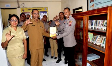 Penyerahan-Buku-Perpustakaan-Oleh-Kadis-Perpustakaan-dan-Kearsipan-ke-Polres-Flotim