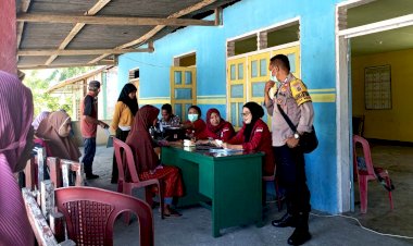 Vaksinasi,-Bhabinkamtibmas-BRIPKA-Yulius-Lakukan-Pengamanan-dan-Monitoring