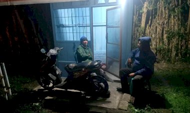 Antisipasi-Tindak-Kejahatan,-Bhabinkamtibas-Sambangi-Pos-Kamling-Ditengah-Malam