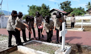 Sambut-Hari-Jadi-Polwan-ke-74,-Srikandi-Polres-Flotim-Tabur-Bunga-di-TMP