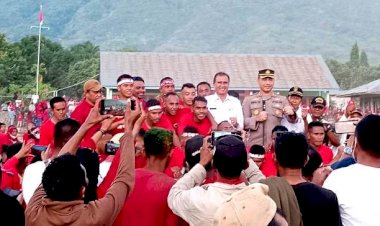 Kapolres-Flotim-Turunkan-Seluruh-Personelnya-saat-Laga-Final-Piala-Bupati-Cup-Tahun-2022