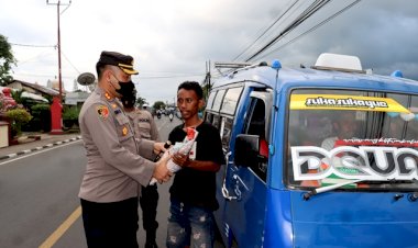 Peduli-Dampak-Kenaikan-BBM,-Polres-Flotim-dan-Polsek-Kembali-Berikan-Bansos