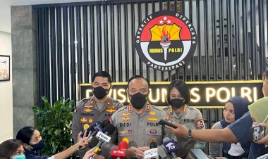 Kerahkan-Tim-DVI,-Polri-Gerak-Cepat-Berikan-Pertolongan-Korban-Kerusuhan-Laga-Arema-Vs-Persebaya