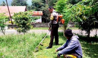 Tak-Peduli-Seragamnya-Kotor,-Bhabin-Ini-Tetap-Bantu-Bersihkan
