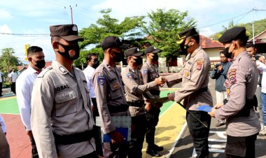 Kapolres-Flotim-Kembali-Berikan-Penghargaan-Kepada-Personelnya-Yang-Berprestasi