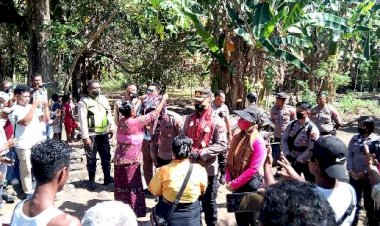 Disambut-antusias-warganya,-Kapolres-Flotim-Sambangi-dan-Bagikan-Bansos-di-Dusun-Terpencil