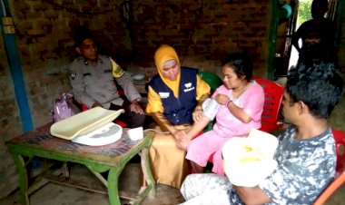 Jamin-Kenyamanan,-Bhabinkamtibmas-Aipda-Syamsul-Rizal-Dampingi-Petugas-Kesehatan