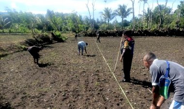 Bantu-Tanam-Padi,-Bhabinkamtibmas-:-Harus-Selalu-Dekat-Dengan-Warganya-Apapun-Itu