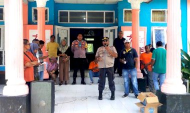 Pastikan-Aman,-Kapolsek-Adotim-Turun-Langsung-Pantau-Pembagian-BLT-di-Kecamatan-ile-Boleng