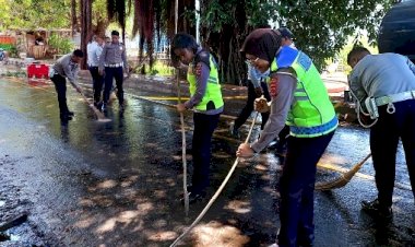 Peduli-Keselamatan,-Personel-Sat-Lantas-Polres-Flotim-Secara-Spontanitas-Bersihkan-Jalan-Licin