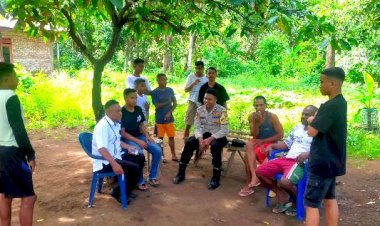 Jalin-Silaturahmi,-Bhabinkamtibmas-Sambang-sekaligus-Sampaikan-Pesan-Kamtibmas