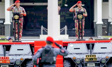 Disematkan-Baret-Merah-Kopassus,-Kapolri:-Jangan-Ragukan-Sinergisitas-TNI-Polri-Jaga-NKRI