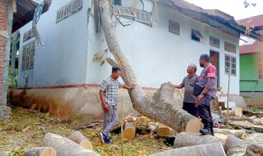 Terkena-Dampak-Cuaca-Buruk,-Bhabinkamtibmas-AIPDA-Fransiskus-Sili-Datangi-Poskesdes