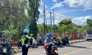 Satuan-Lalu-Lintas-Polres-Flotim-Laksanakan-Pengamanan-Dan-Pengaturan-Lalu-Lintas-di-Gereja---Gereja-Kota-Larantuka