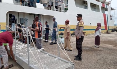 Patroli-Bhabinkamtibmas-Sampaikan-Himbauan-Kamtibmas--Di-Pelabuhan-Desa-Menanga-Kec.-Solor-Timur,-Kab.-Flores-Timur