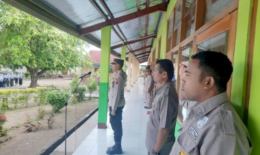 Kapolsek-Adonara-Barat-Jadi-Inspektur-Upacara-Bendera-Di-SMPN-1-Adonara-Barat-Flores-Timur
