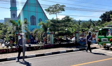 Ciptakan-Rasa-Aman,-Satuan-Lalu-Lintas-Polres-Flores-Timur-Pam-Gereja-Setiap-Hari-Minggu