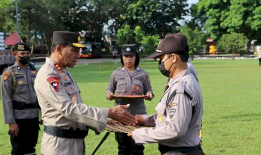 Kapolda-NTT-Irjen-Pol-Drs.-Johni-Asadoma,-M.Hum-berikan-penghargaan-kepada-dua-anggota-Satpam.-Pemberian-penghargaan-ini-karena-kedua-Satpam-tersebut-dinilai-berprestasi-dalam-menjalankan-tugas-tugasnya-membantu-Polri-menjaga-Kamtibmas