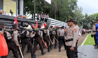 Kapolda-NTT-Irjen-Pol-Drs.-Johni-Asadoma,-M.Hum-lepas-keberangkatan-peserta-Pembaretan-Bintara-Remaja-(Baja)-Angkatan-48-tahun-2023-Direktorat-Samapta-(Ditsamapta)-ke-Kecamatan-Kupang-Barat,-Kabupaten-Kupang