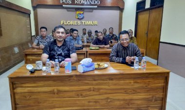 Kapolres-Flotim-Nobar-Live-Pagelaran-Wayang-kulit-bersama-anggota
