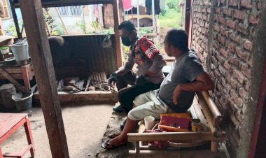 Jalin-Silaturahmi-Dengan-Warga-Bhabinkamtibmas-Laksanakan-Giat-Sambang