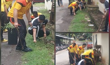 Kapolres-Flotim-Kerja-Bhakti-Bersama-Anggota-Bersihkan-Kantor-Dan-Asrama