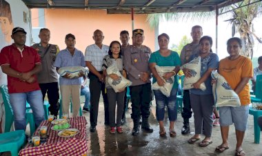 Program-Jumat-Curhat,-Polres-Flotim-Berikan-Bantuan-Sosial-Kepada-Masyarakat