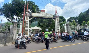Beri-Kenyamanan-Saat-Jemaat-Beribadah,-Satlantas-Polres-Flotim-Gelar-Pengaturan-Lalu-Lintas-Depan-Gereja-Di-Wilayah-Hukum-Polres-Flotim