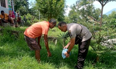 Turut-Serta-Bhabinkamtibmas-Dalam-Gerakan-Penanaman-Pohon-Serentak-Dalam-Rangka-Hari-Desa-Asri-Nusantara
