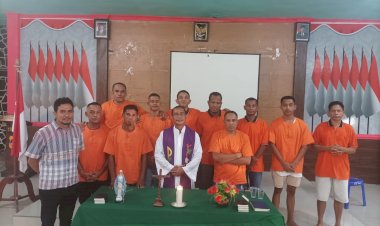 Bentuk-Pelayanan-Dan-Pembinaan-Polri,-Para-Tahanan-Polres-Flotim-Melaksanakan-Misa-Ekaristi