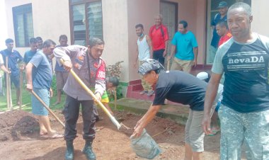 Bentuk-Kebersamaan-Bhabinkamtibmas-Desa-Kolilanang,-Bantu-Warga-Kerja-Bakti-Pembangunan-Jalan-Depan-Gereja-St.-Petrus