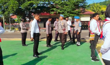 Kasi-Propam-Polres-Flotim-Periksa-Sikap-Tampang-Personil-Polres-Flotim