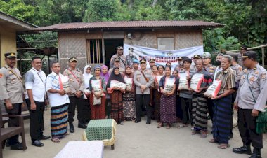 Polda-NTT-melalui-Polres-Sikka-dan-Ende-Salurkan-Bantuan-Kemanusian-dari-Kapolri-untuk-Masyarakat