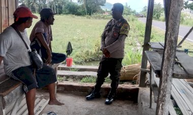 Wujudkan-Kondusifitas,-Bhabinkamtibmas-Polsek-Titehena-Lakukan-Sambang-dan-Patroli