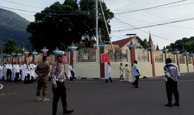 Sejumlah-Personil-Polres-Flotim,-Lakukan-Pengamanan-Misa-minggu-Palma-Di-Sejumlah-Gereja---Gereja-Kabupaten-Flores-Timur