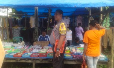 Patroli-Rutin,-Bhabinkamtibmas-Polsek-Wulanggitang-Patroli-Hari-Pasar-Desa-Boru