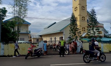 Menjaga-Keamanan-Ibadah,-Kapolsek-Adonara-Timur-Bersama-Personilnya-Laksanakan-Pam-Gereja-Hari-Raya-Paskah-Kedua