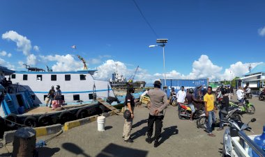 Lancarkan-Arus-Balik-dan-Mudik,-Polres-Flotim-Pantau-Pengamanan-dan-Pelayanan-Maksimal