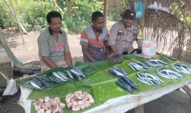 Bhabinkamtimas-Polsek-Wulanggitang-Sambangi-Warga-Pedagang-Di-Desa-Binaannya