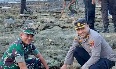 Personel-TNI-–-Polri-&-Warga-Flores-Timur-Bersinergi-Tanam-Mangrove-di-Pesisir-Pantai-Weri---Larantuka